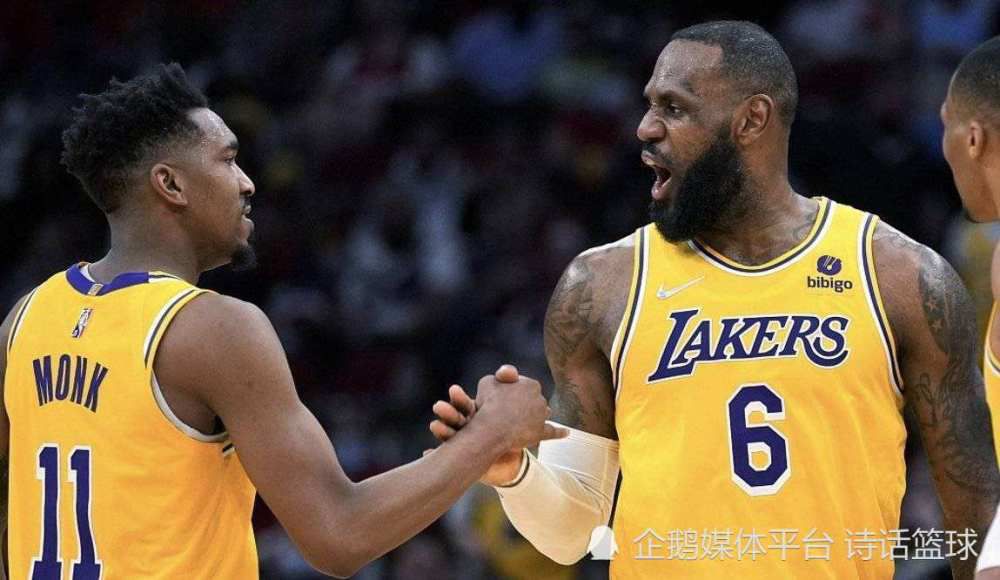 杨若晴站起身：我得去前院招呼下客人了。